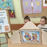 Oddział przedszkolny 3_4-latków - czytają dziewzynki z aktywu (4).jpg