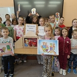I d - dzieci z aktywu czytają pierwszoklasistom.jpg