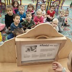 Oddział przedszkolny 3_4-latków - czytają dziewzynki z aktywu (3).jpg
