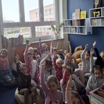 I a - dzieci z aktywu czytają pierwszoklasistom (1).jpg