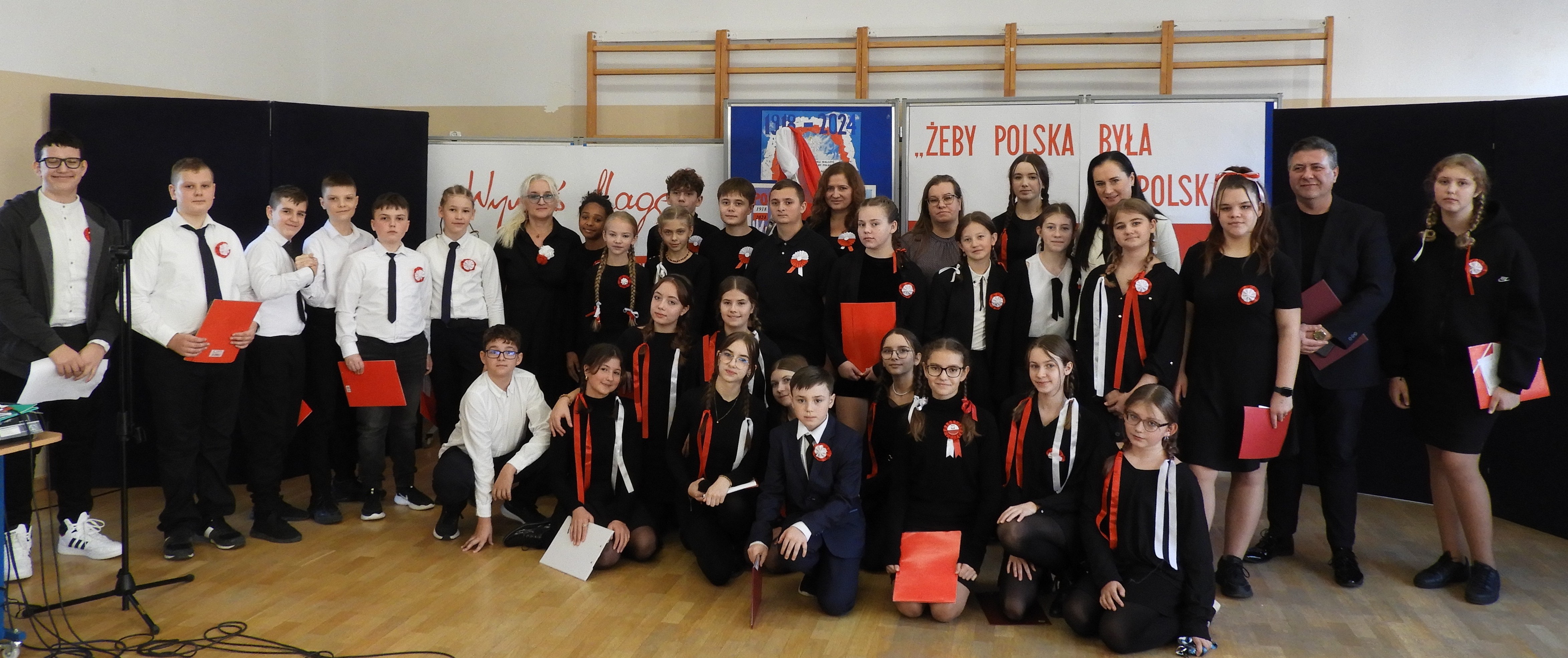 Młodzież przygotowująca akademię z opiekunami i dyrekcją.JPG