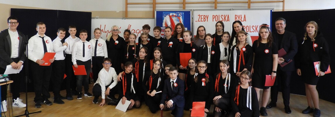 Młodzież przygotowująca akademię z opiekunami i dyrekcją.JPG
