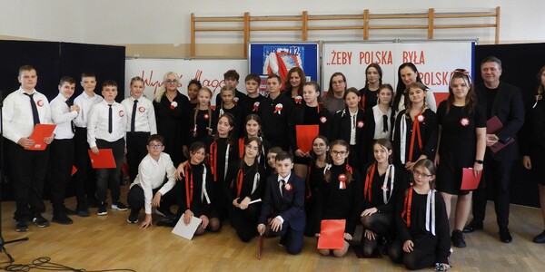 Młodzież przygotowująca akademię z opiekunami i dyrekcją.JPG