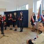 3 Występujący_ poczet sztandarowy_ na widowni dyrekcja.jpg