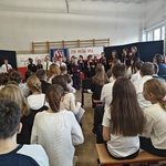 9c Uczestnicy akademii słuchają pieśni w wykonaniu członków zespołu muzycznego Gadu-Gadu.jpg