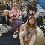 drugoklasiści słuchają fragmentu książki A Suchowierskiej - czyta autorka (1).jpg