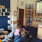 drugoklasiści słuchają fragmentu książki A Suchowierskiej - czyta autorka (3).jpg