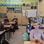 Uczniowie klasy 6A podczas lekcji o klimacie.jpg