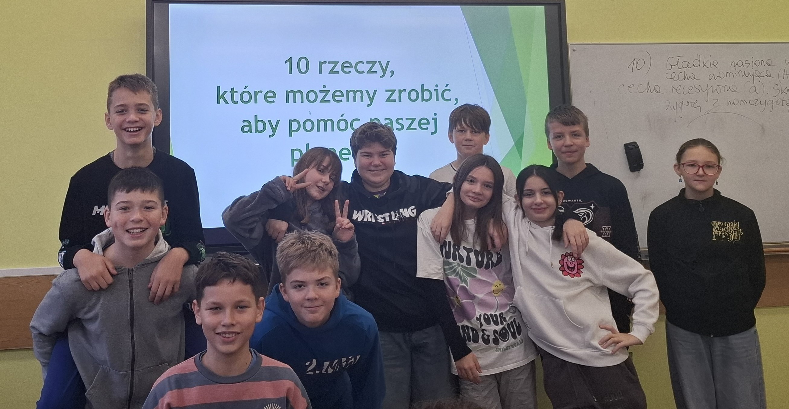 Uczniowie klasy 6D lekcja geografii o klimacie.jpg