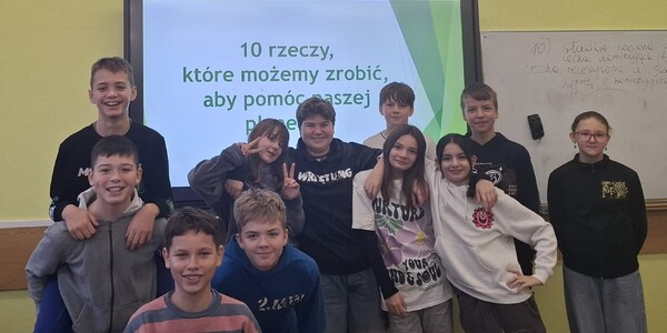 Uczniowie klasy 6D lekcja geografii o klimacie.jpg