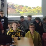 Chłopcy pod ekranem z teledyskiem do piosenki J. Pietruchy.jpg