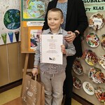 Laureat nagrody głównej z panią dyrektor (2).jpg