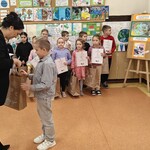 Laureat nagrody głównej z panią dyrektor (1).jpg