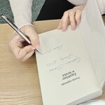 Spotkanie z Urszulą Gajdowską - podpisywanie książek (2).jpg