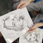 Spotkanie z Urszulą Gajdowską - uczniowie oglądają projekty ilustracji (2).jpg