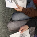 Spotkanie z Urszulą Gajdowską - uczniowie oglądają projekty ilustracji (1).jpg