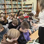 Spotkanie z Urszulą Gajdowską - uczniowie oglądają wydrukowane książki (2).jpg