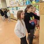Uczniowie klas II - IV oglądają wystawkę na korytarzu (4).jpg
