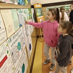Uczniowie klas II - IV oglądają wystawkę na korytarzu (3).jpg