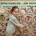 Uczniowie klas II - IV oglądają wystawkę na korytarzu (6).jpg