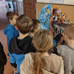 Uczniowie klas II - IV oglądają wystawkę na korytarzu (5).jpg