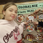 Uczniowie klas II - IV oglądają wystawkę na korytarzu (7).jpg