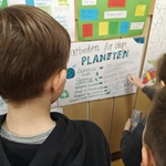 Uczniowie klas II - IV oglądają wystawkę na korytarzu (8).jpg