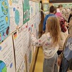 Uczniowie klas II - IV oglądają wystawkę na korytarzu (9).jpg