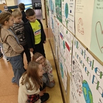 Uczniowie klas II - IV oglądają wystawkę na korytarzu (11).jpg