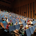 dzieci w teatrze.jpg