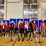 dwie uczennice z zespołu muzycznego śpiewają solo.JPG