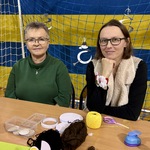 dwie nauczycielki siedzą przy stoisku plastycznym.JPG