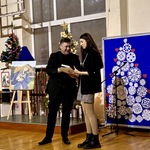dyrektor wręcza malarce podziękowanie za obraz simony kossak.JPG