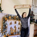 nauczycielka zachęca uczniów i rodziców do zdjęć na świątecznym tle.JPG