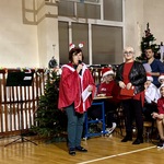 nauczycielka zapowiada występ zespołu muzycznego i przedstawia prowadzącą.JPG