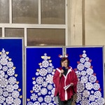 prowadząca nauczycielka zapowiada część artystyczną.JPG