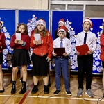 uczniowie z zespołu muzycznego śpiewają piosenkę feliz navidad.JPG