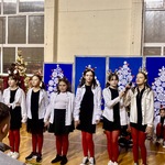 uczniowie z zespołu teatralnego składają życzenia.JPG