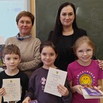 Laureaci z wychowawczynią i panią wicedyrektor.jpg