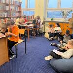 II A - dzieci oglądają książki w bibliotece (2).jpg