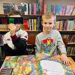 II A - dzieci oglądają książki w bibliotece (5).jpg