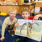 II A - dzieci oglądają książki w bibliotece (6).jpg