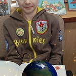 II B dziecko ogląda książkę Mały Książe z AR (3).jpg