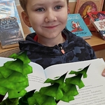 II B dziecko ogląda książkę Mały Książe z AR (4).jpg