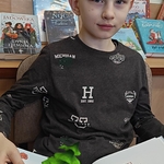 II B dziecko ogląda książkę Mały Książe z AR (5).jpg
