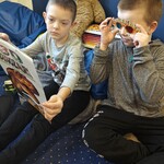 II C - dzieci oglądają książki w bibliotece (2).jpg