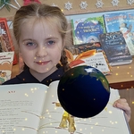 II C dziecko ogląda książkę Mały Książe z AR (5).jpg