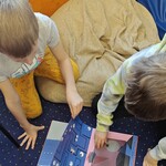 II C - dzieci oglądają książki w bibliotece (3).jpg