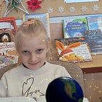 II C dziecko ogląda książkę Mały Książe z AR (6).jpg