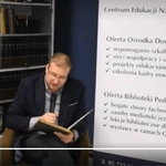 Na ekranie dyrektor CEN w Białymstoku czyta książkę